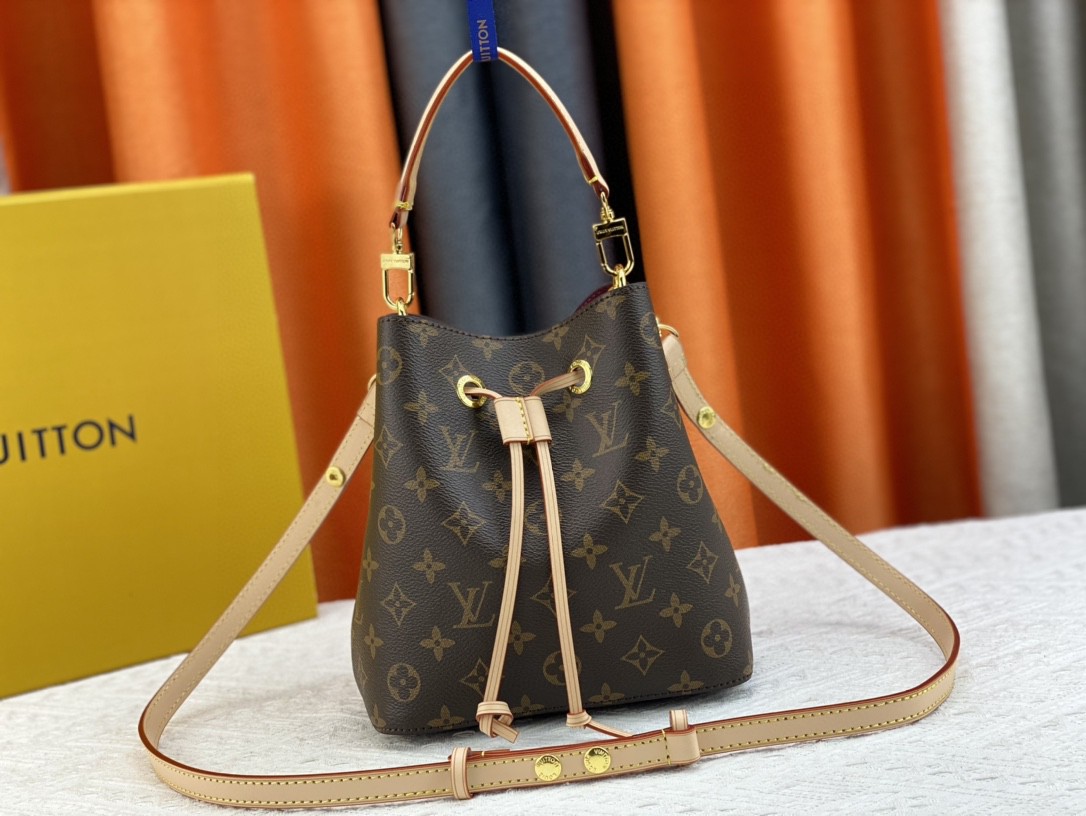 LV bag 585